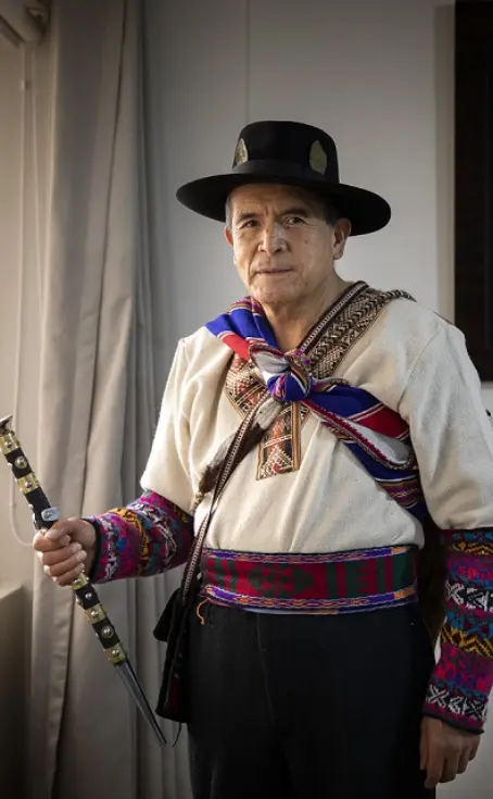 Dr. Ciro Gálvez Herrera con traje tradicional